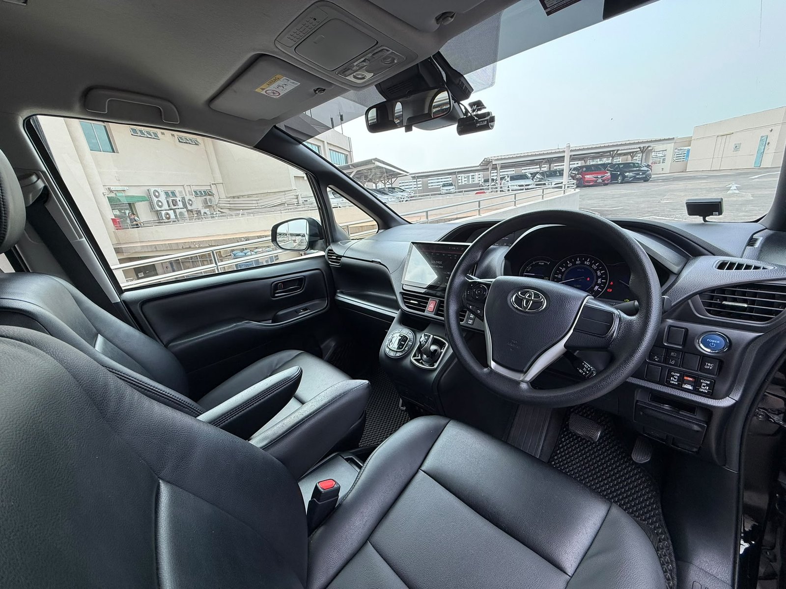 Toyota Noah Hybrid 1.8 X photo 7